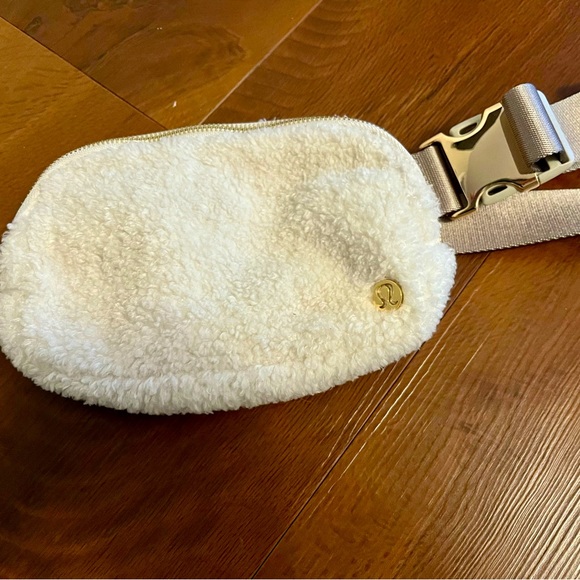 lululemon athletica Handbags - OG Everywhere Belt Bag Fleece
